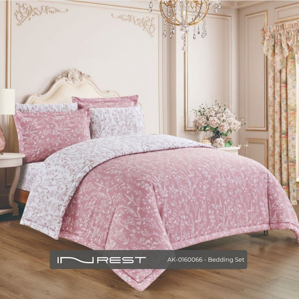 طقم مفرش سرير 6 قطع – يتضمن لحاف كينج (230×250 سم)، شرشف مطاطي، و4 أغطية مخدات – 100% قطن باللون الوردي مع نقوش بيضاء وزهرية.